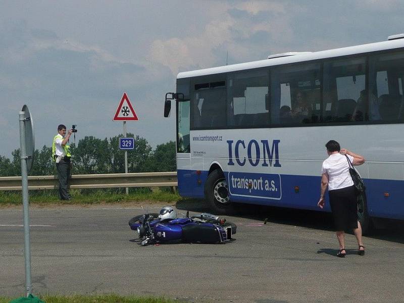 Motocyklista se u Plaňan střetl s autobusem. 30. června 2009