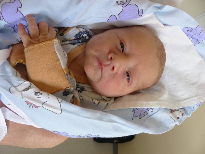 Matias Fišer se narodil 16. dubna 2022 v kolínské porodnici, vážil 3180 g a měřil 50 cm. V Českém Brodě ho přivítal bráška Nikolas (1.5) a rodiče Tereza a Emil.