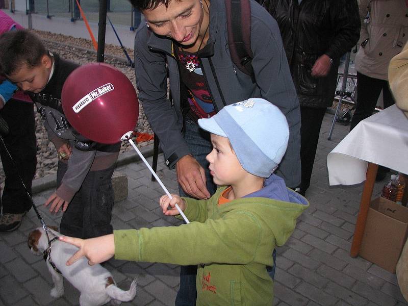 Slavnostní otevírání zrekonstruovaného nádraží a vyzdobeného podchodu v Úvalech