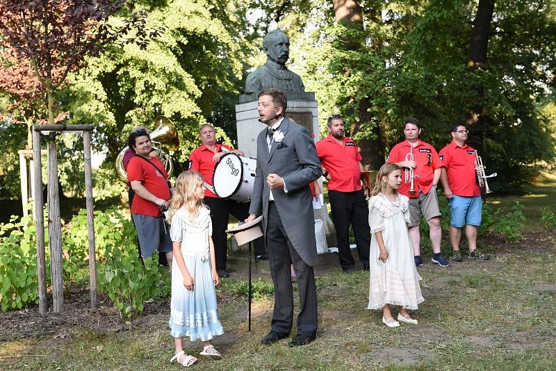 Otevřenou ulici zahájil starosta města Vít Rakušan a skupina Kolíňanka.