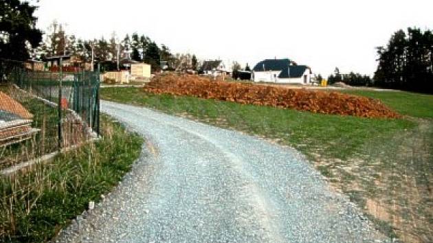 Cesta byla postavena načerno, dodatečně však získala stavební povolení. Jedním z jejích iniciátorů byl i starosta Jiří Procházka.