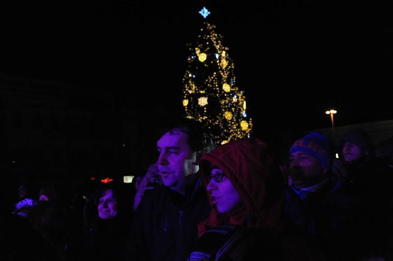 Vánoční strom se rozsvítil i přes nepřízeň počasí