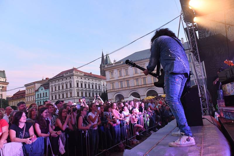 Kolínské kulturní léto: z koncertu zpěváka Marka Ztraceného na Karlově náměstí.