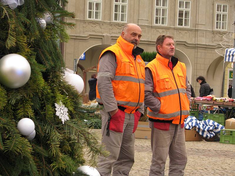 Ze slavnostního předání vozidel pro město, městskou policii a zdravotníky na Karlově náměstí v Kolíně.