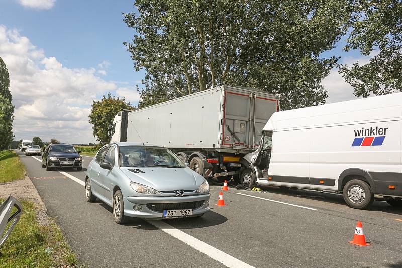 Dopravní nehoda dodávky a kamionu u na silnici 1/12 v pondělí 1. srpna 2022.