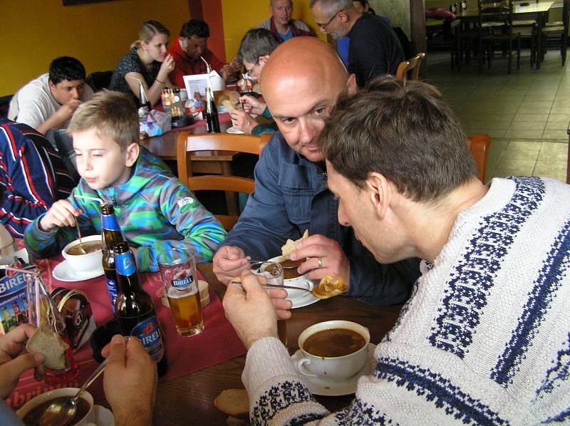 Dobrovolníci v sobotu uklízeli například v okolí Polep.