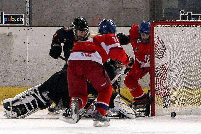 Turnaj Monthey 2010. Německo - ČR 5:2. Lucie Povová (za bránou) a Kateřina Mrázová.