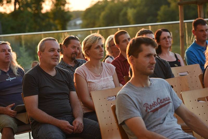 Historicky prvním interpretem, který zahrál na terasách za společenským domem, byl Honza Ponocný.