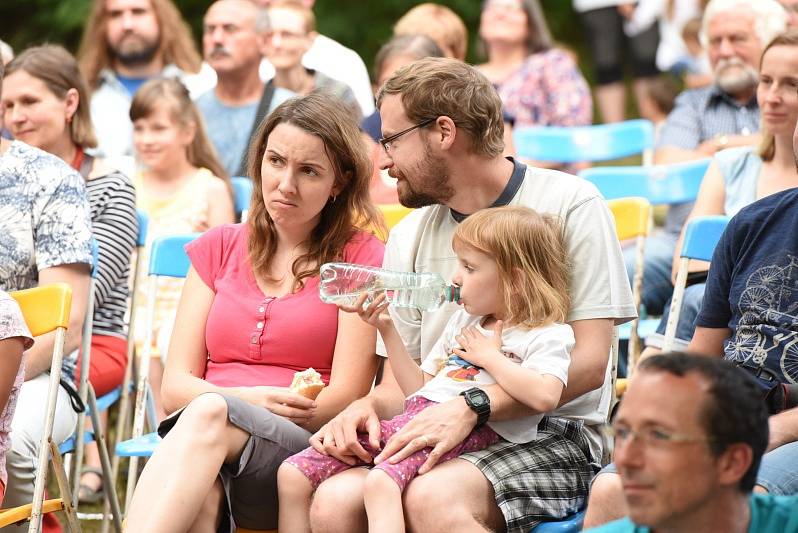 Kolínské kulturní léto zahájila Lucie Redlová a Jablkoň.