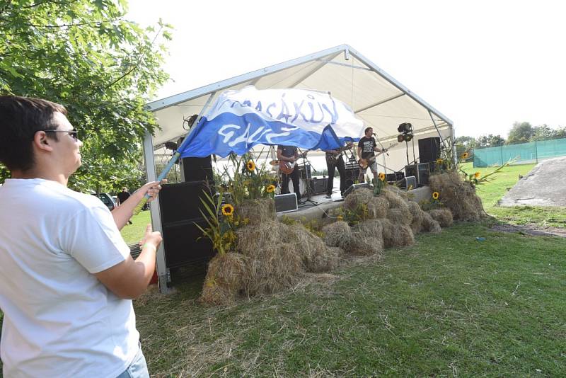 Dožínky přinesly zábavnou soutěž i festival rockových kapel