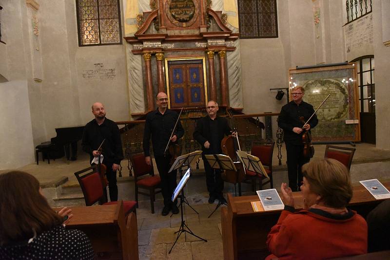 Kruh přátel hudby: z koncertu Apollon kvarteta v kolínské synagoze.