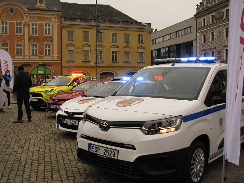 Ze slavnostního předání vozidel pro město, městskou policii a zdravotníky na Karlově náměstí v Kolíně.