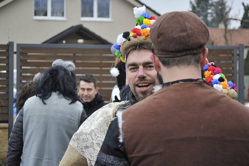 Tradiční průvod masek okořeněný zábavným programem prošel i touto obcí.