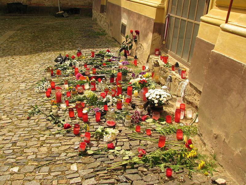 Na spontánně vzniklém pietním místě u kouřimské radnice stále přibývají květiny, svíčky, dárky na rozloučenou.