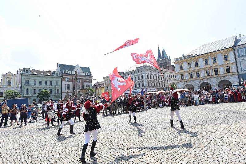 Již po třiadvacáté uspořádala druhou květnovou sobotu v kolínské jízdárně místní šermířská skupina Páni z Kolína rekonstrukci dějinné události, především samozřejmě bitvy.