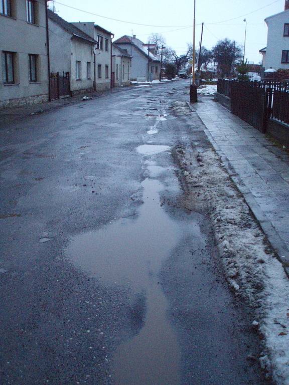 Úsek objížďky v Zásmukách, který před pár dny prošel podle ŘSD kontrolním dnem bez připomínek