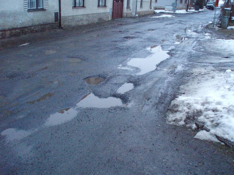 Úsek objížďky v Zásmukách, který před pár dny prošel podle ŘSD kontrolním dnem bez připomínek