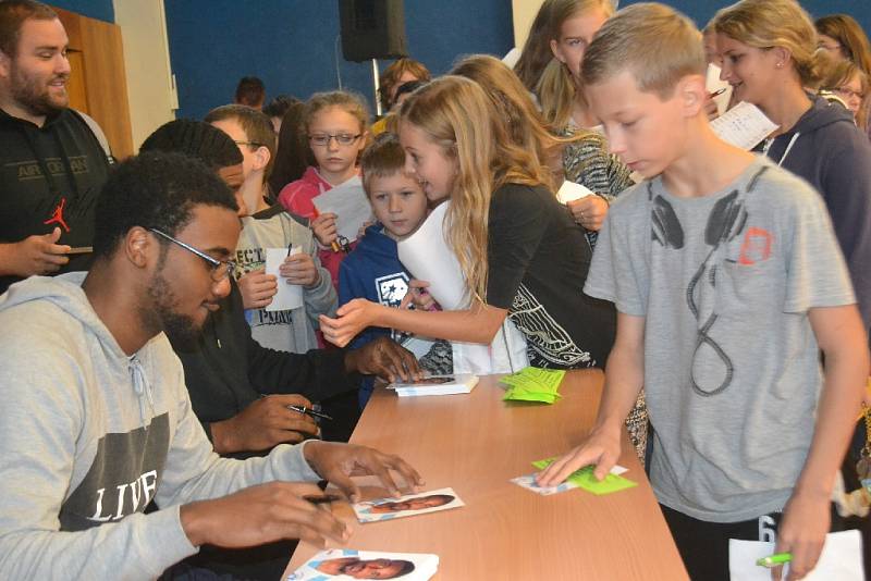 Žáci hovořili anglicky s basketbalisty