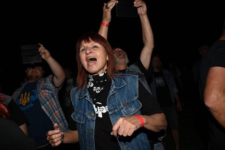 Na tanečním parketu hned v sousedství fotbalového hřiště v obci Býchory se druhý srpnový pátek odehrál další výroční koncert ke třicátinám skupiny Řemen z Chlumce nad Cidlinou.