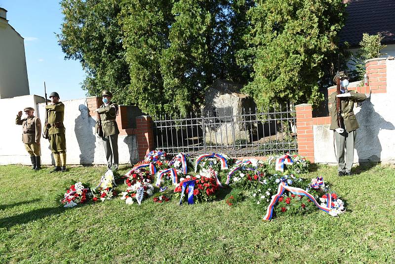 Z pietního aktu na počest kolínského rodáka, štábního kapitána Václava Morávka v Lošanech.