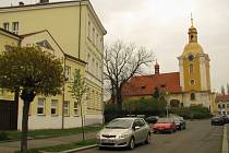 Dominantou centra Zálabí je kostel sv. Víta. Zaniklou ves Mnichovice připomíná jméno ulice, v níž dnes stojí základní škola.