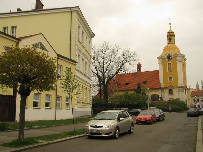 Dominantou centra Zálabí je kostel sv. Víta. Zaniklou ves Mnichovice připomíná jméno ulice, v níž dnes stojí základní škola.