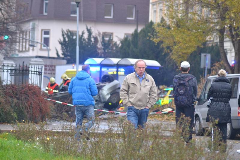 Auto se pod nárazu do svodidel převrátilo na střechu