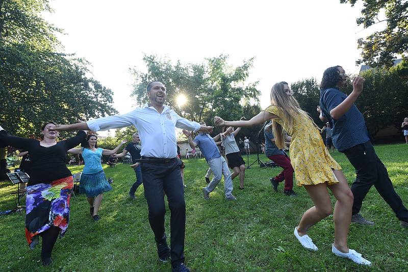 Otevřenou ulicí zněly nejen afro-kubánské taneční rytmy.