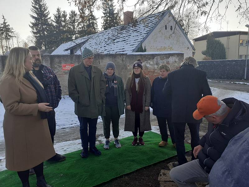 Pečky vytvořily svému rodákovi, kreslíři Vladimíru Renčínovi, jeho lavičku, nově po něm pojmenovali i malé náměstí.