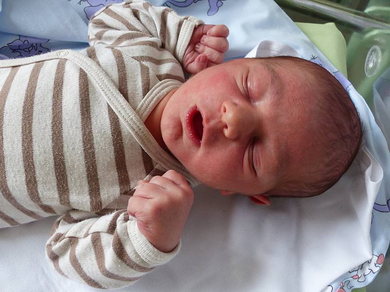 Matouš Staněk se narodil 19. dubna 2022 v kolínské porodnici, vážil 3430 g a měřil 49 cm. Do Tismic si ho odvezl bráška Eliáš (2) a rodiče Johana a Petr.