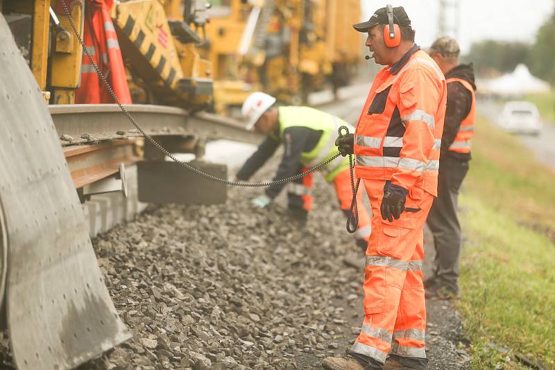 Práce na rekonstrukci frekventovaného železničního koridoru mezi stanicemi Poříčany a Velim na Kolínsku