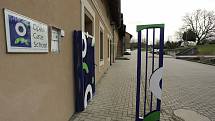 Soukromé gymnázium Open Gate v Babicích, které založil Petr Kellner s manželkou Renátou v roce 2005.