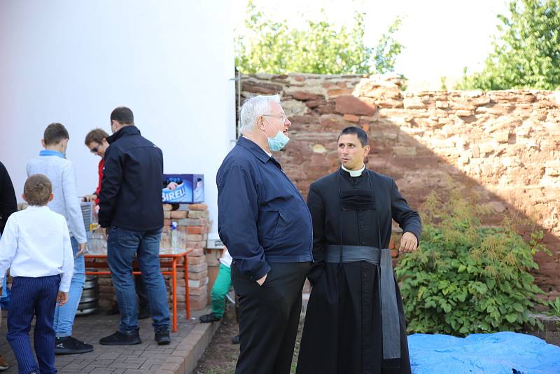 Z posvícenské bohoslužby v kostele sv. Gotharda v Českém Brodě. Celebrantem mše svaté byl apoštolský nuncius Mons. Charles Daniel Balvo.