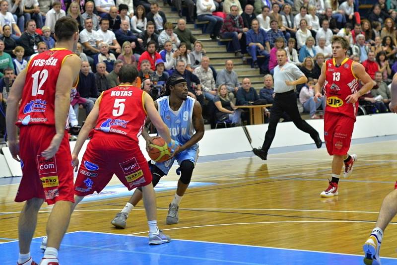 Z utkání BC Kolín - Pardubice (84:73).