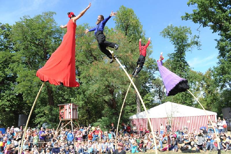 Festival Kefír se přesunul k zámku Kačina