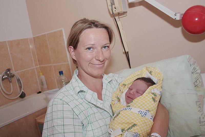 Veronice Strnadové a Ottovi Linkovi z Kutné Hory se 17. srpna 2010 narodil syn Adam Linek. Měřil 52 centimetrů a vážil 3540 gramů. Doma na něj čeká dvouletá sestra Deniska.