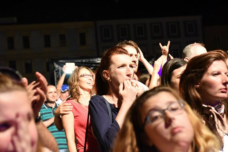 Spojené orchestry, Tomáš Klus, Hana Holišová a dechovkový metal nadchly první festivalový den davy fanoušků.