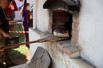 Zahájení již 9. ročníku veřejného pečení chleba proběhlo v sobotu 23. dubna na návsi ve Štolmíři.