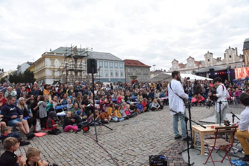 Z prvního dne Gasparády, mezinárodního festivalu neverbálního divadla na Karlově náměstí v Kolíně.