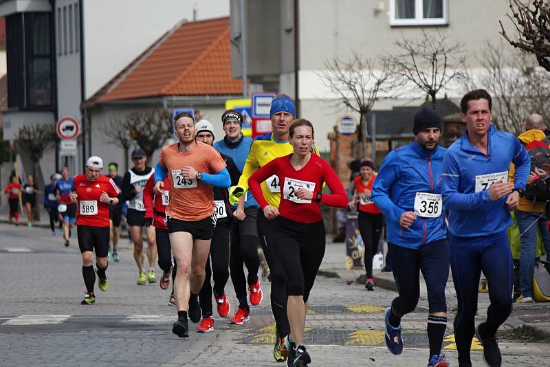 Tradičního běhu v Pečkách se účastní běžci různých věkových kategorií.