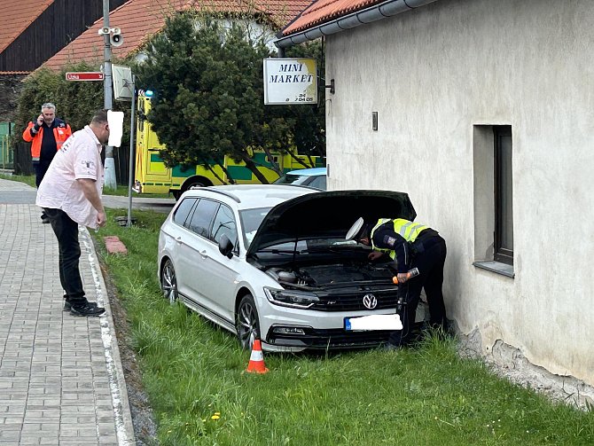 Nehoda v obci Pňov  - Předhradí. Řidič narazil do rodinného domu