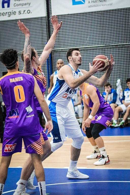 Z dohrávky 7. kola NBL BC Kolín - Ústí nad Labem (86:90).