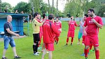 Z utkání Bečváry - Krakovany (2:1). Domácí slaví postup do I. B třídy.