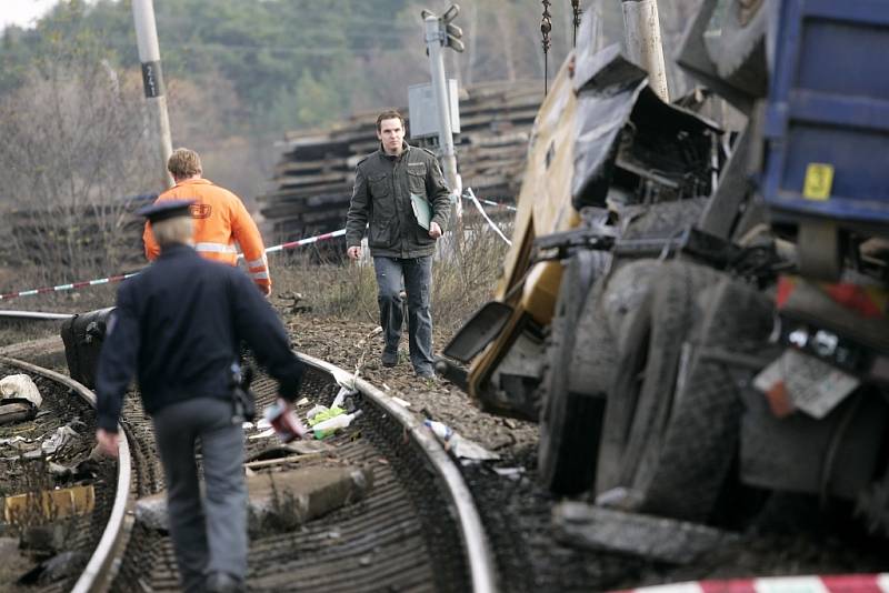 Tragická sobotní srážka rychlíku s náklaďákem u Sandberku