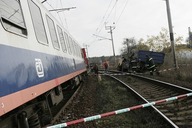 Tragická sobotní srážka rychlíku s náklaďákem u Sandberku