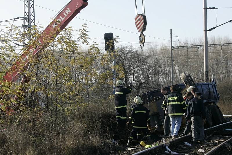 Tragická sobotní srážka rychlíku s náklaďákem u Sandberku