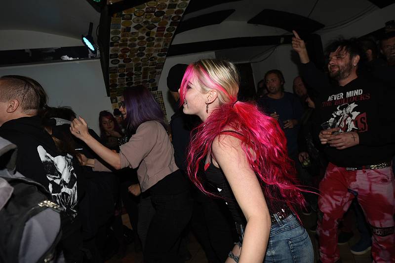 Z punkového večírku v baru Pod Hodinama v Kolíně.