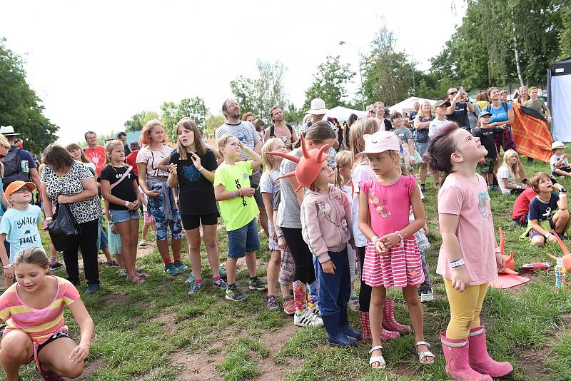 Festival Kefír, s nímž se kolínští organizátoři nakonec usadili na letišti u Hradce Králové, v sobotu pobavil děti všeho věku.