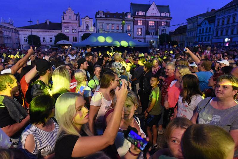 Kolínské kulturní léto: z koncertu zpěváka Marka Ztraceného na Karlově náměstí.