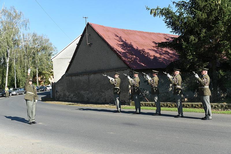 Z pietního aktu na počest kolínského rodáka, štábního kapitána Václava Morávka v Lošanech.